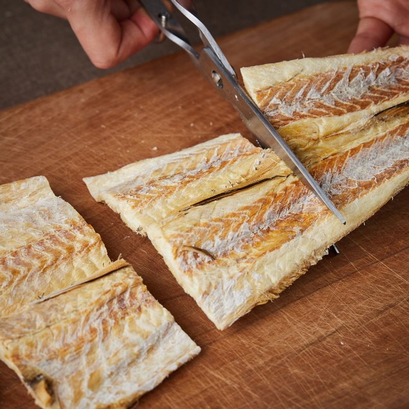 뼈를 발라 펼쳐진 황태를 6cm 길이로 잘라주세요. 물에 담가 말랑한 상태로 만든 후 물을 꽉 짜주세요.