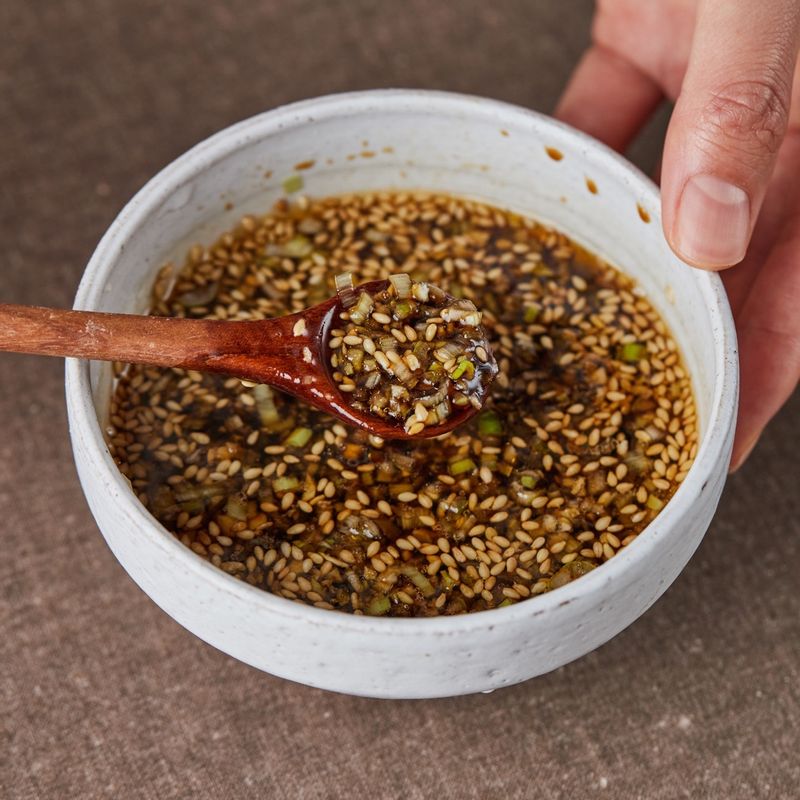 볼에 양념 재료를 넣어 잘 섞어주세요. 손질한 황태를 양념에 재워주세요.