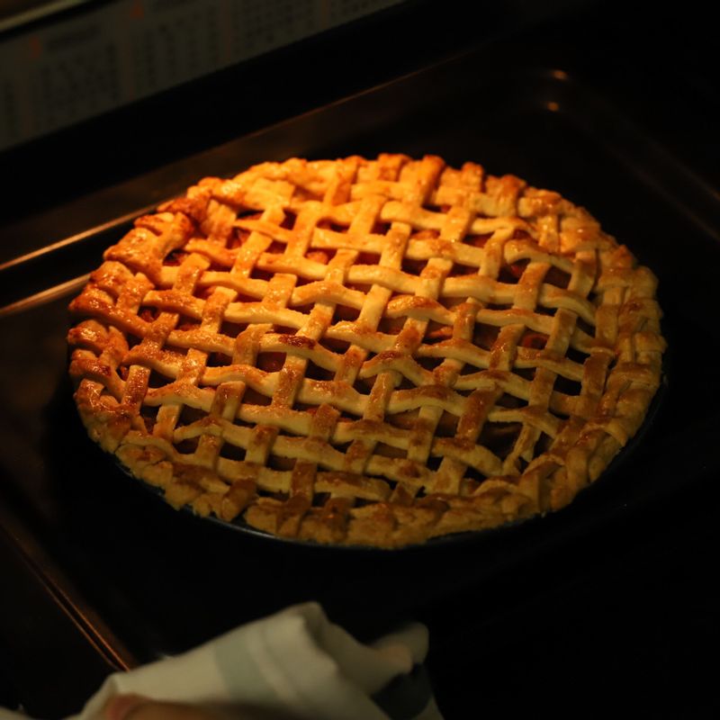 파이 윗면과 테두리에 달걀물을 발라주세요.180도로 예열한 오븐에서 약 45분 구워준 후 꺼내서 완전히 식힌 후 틀에서 꺼내주세요.