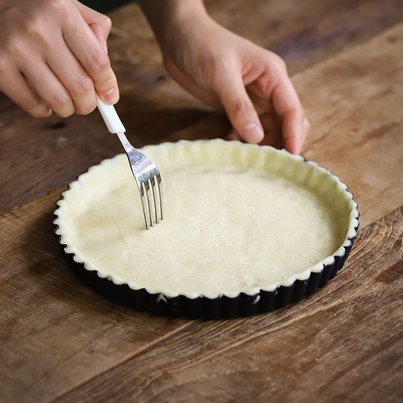 파이틀 바닥에 포크로 구멍을 낸 후 사과필링을 채워주세요.
(tip.포크로 파이틀 바닥에 구멍을 내주면 바닥이 부풀어 오르는 것을 방지해줘요.)