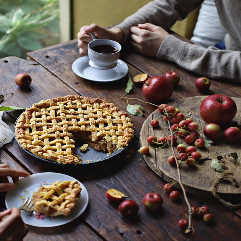 완성된 파이를 그릇에 담아 마무리해주세요.