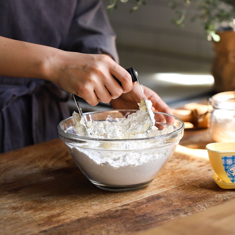 넓은 볼에 체를 받쳐 밀가루를 곱게 내린 후 설탕, 소금 넣어 섞고 차가운버터를 넣고 버터가 0.2cm크기가 될 때까지 스크래퍼로 자르듯이 눌러가며 반죽해주세요.