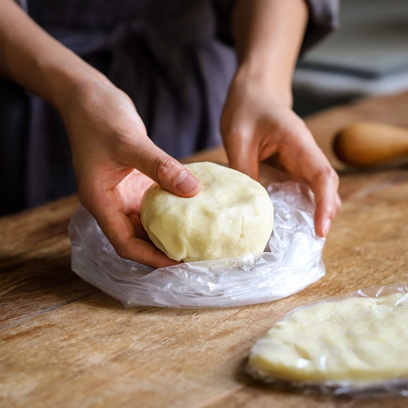 가루가 보이지 않을 정도가 되면 한 덩어리로 뭉치고, 위생팩에 넣어 납작하게 눌러 냉장실에서 1시간 휴지시켜주세요. 
(tip.반죽을 휴지시켜야 파이 구울때 반죽이 줄어들지 않아요.)