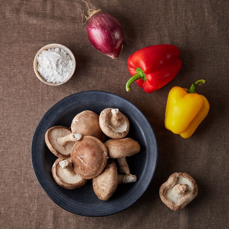 표고버섯탕수을 위한 재료 이미지로 표고버섯,식용유,소금 등으로 구성 되어있습니다.