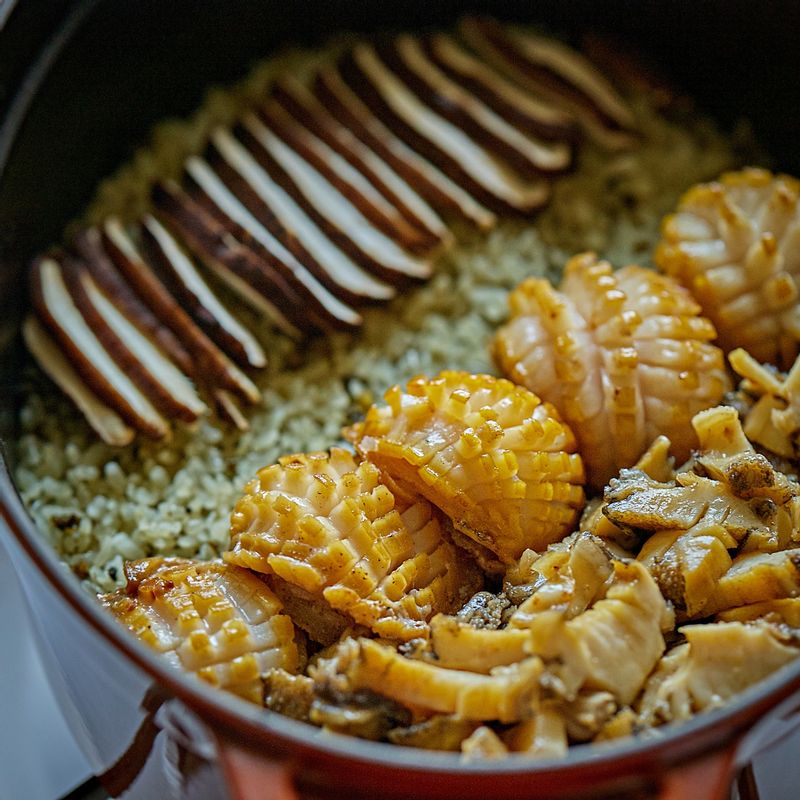 구운 전복을 먹기좋게 돌려담고 뚜껑을 닫은 채로 5분 정도 뜸을 들여주세요.