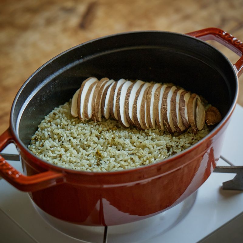 밥이 다 되면 표고버섯을 먹기 좋게 돌려 담고 뚜껑을 닫은 채로 5분 정도 더 끓여주세요.