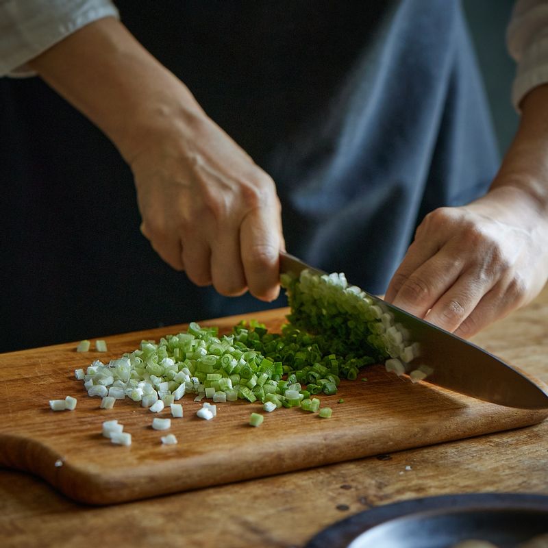 표고버섯은 밑동을 따고 먹기 좋게 썰고 쪽파는 송송 썰어주세요.
