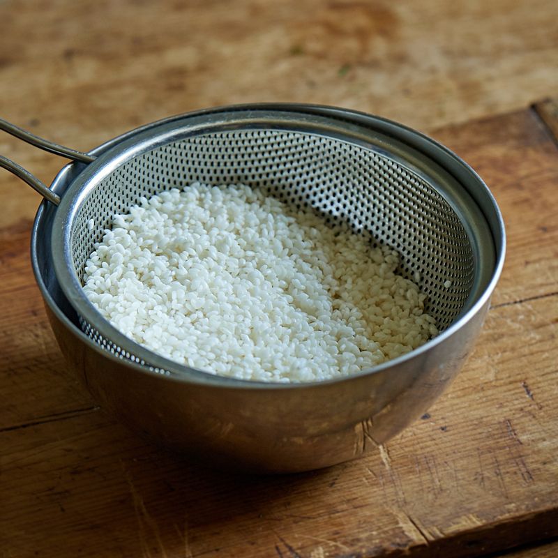 쌀과 찹쌀을 씻어 1시간 정도 불린 후 체에 밭쳐 물기를 빼주세요.