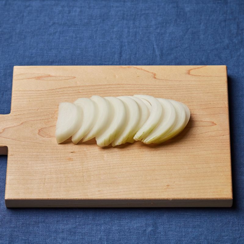 양파는 두껍게 채를 썰어주세요.