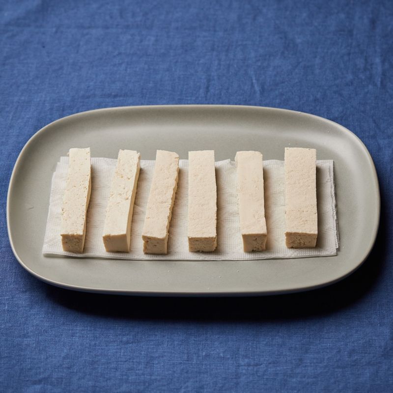 두부는 키친타월에 올려 물기를 제거한 후 길고 도톰하게 썰어 소금을 약간 뿌려주세요.