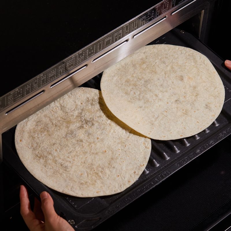 또띠아를 구이 전용 팬에 올려 4단에 넣고 광파오븐 수동 요리 <구이>에서 2분간 구워주세요.