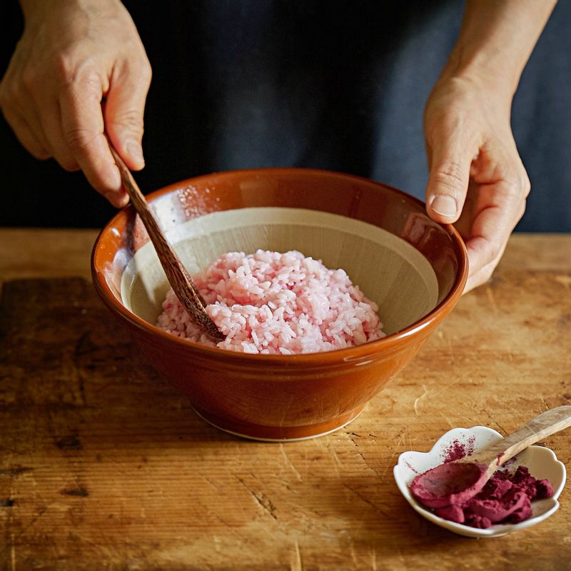 명란은 칼집을 내어 칼등으로 알만 발라 낸 후 밥 2공기와 밥 양념 재료를 넣고 섞어 분홍색 밥을 만들어 동그랗게 모양을 잡아주세요.