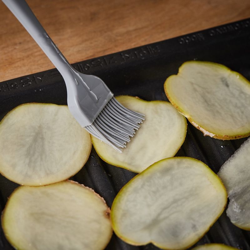 수분을 제거한 감자를 구이 전용 팬에 올린 후 식용유를 약간 발라주세요. 구이 전용 팬을 4단에 넣고 광파오븐 자동 요리 <에어프라이> 에서 <고구마 맛탕> 0.2kg분량을 선택해 조리해 주세요. 도중에 멜로디가 울리면 감자를 뒤집고 계속 조리해 주세요.