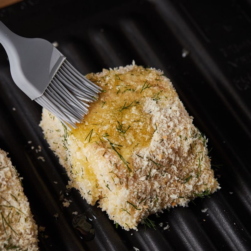 구이 전용 팬에 생선을 올리고 식용유를 약간 발라주세요.