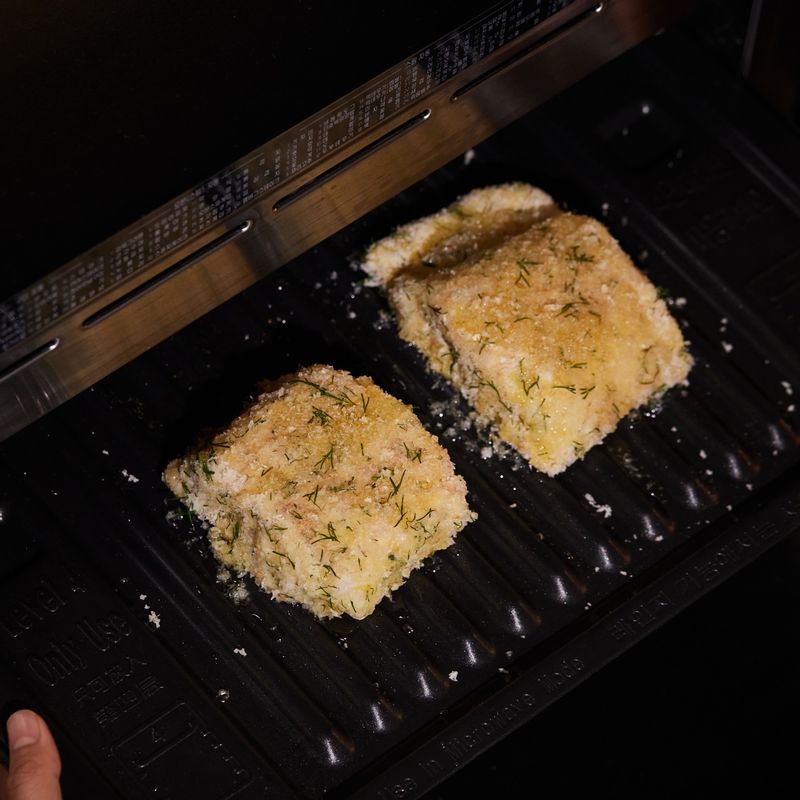 구이 전용 팬을 4단에 넣고 광파오븐 자동 요리 <에어프라이>에서 <냉동 생선까스> 0.4kg 분량을 선택해 조리해 주세요. 8분이 지났을때 뒤집어 계속 조리해 주세요. 
(tip. “오븐으로 전송" 버튼으로 조리할 경우, 뒤집어야 할 시간에 멜로디가 울려요. 멜로디가 울리면 오븐을 열어 5분내로 대구살을 뒤집은 후 다시 시작버튼을 눌러주면 연속조리 됩니다)