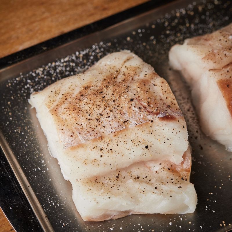 생선살에 소금과 후춧가루로 밑간을 해주세요.