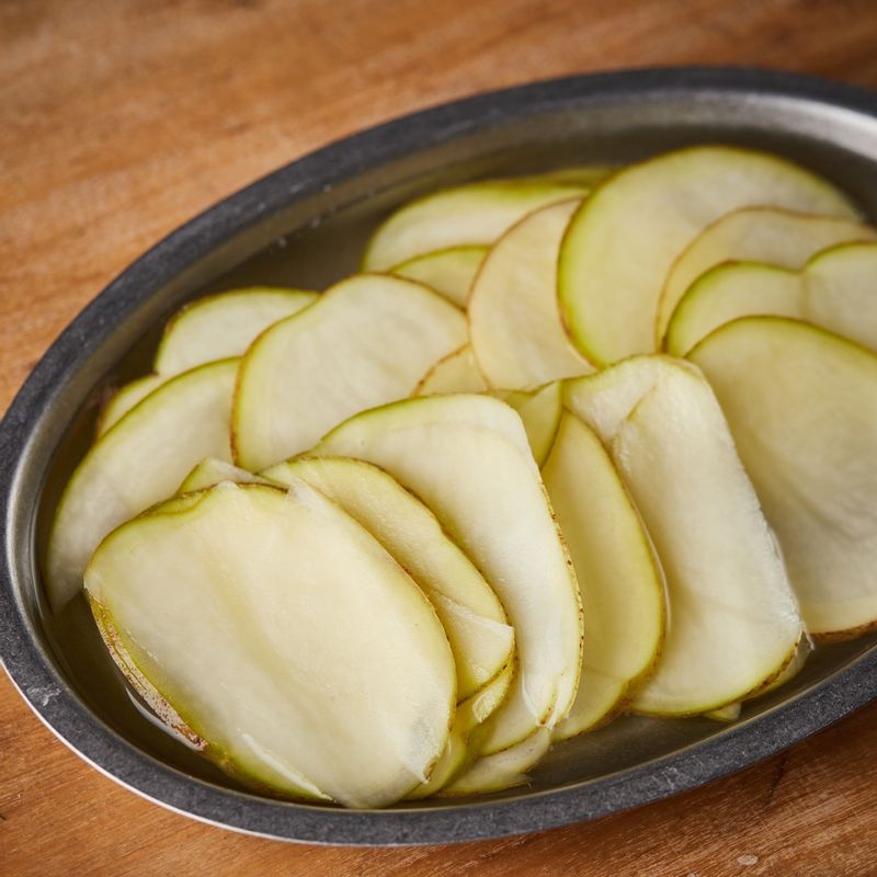 감자는 껍질째 깨끗이 씻어 슬라이서로 얇게 썰고 찬물에 10분간 담갔다가 키친타월에 올려 물기를 제거해주세요.