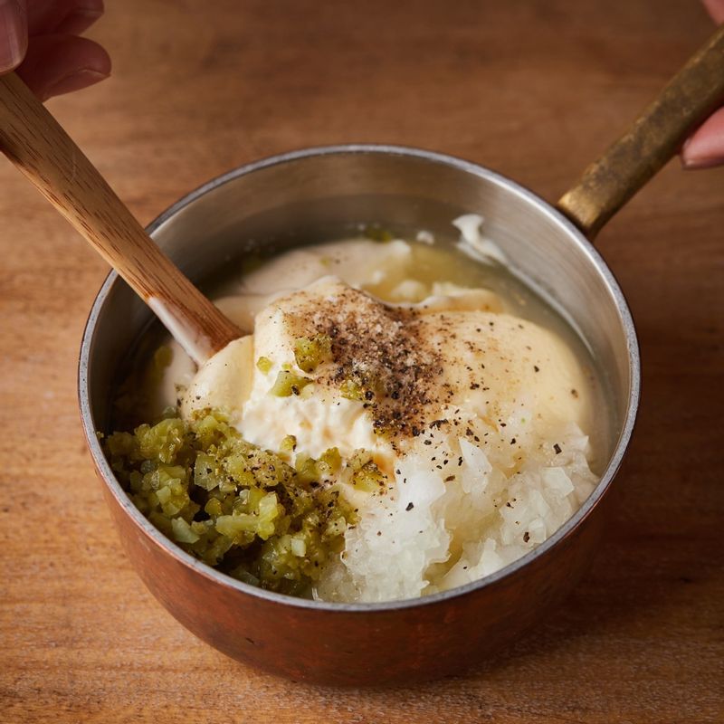 양파와 피클을 다져 소스 재료에 넣고 섞어주세요.