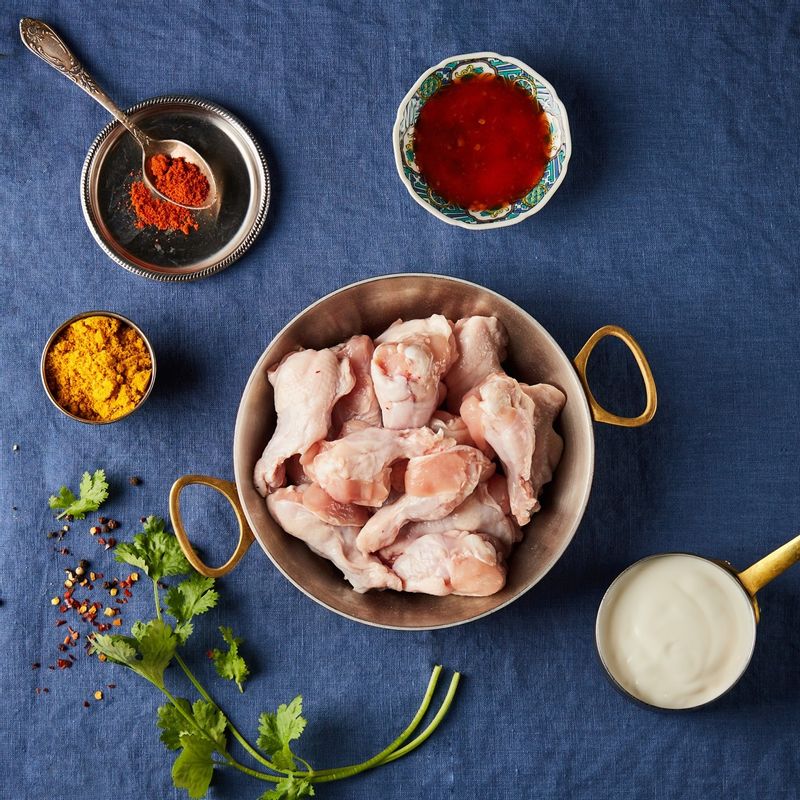 탄두리닭봉을 위한 재료 이미지로 닭봉,고수 등으로 구성 되어있습니다.