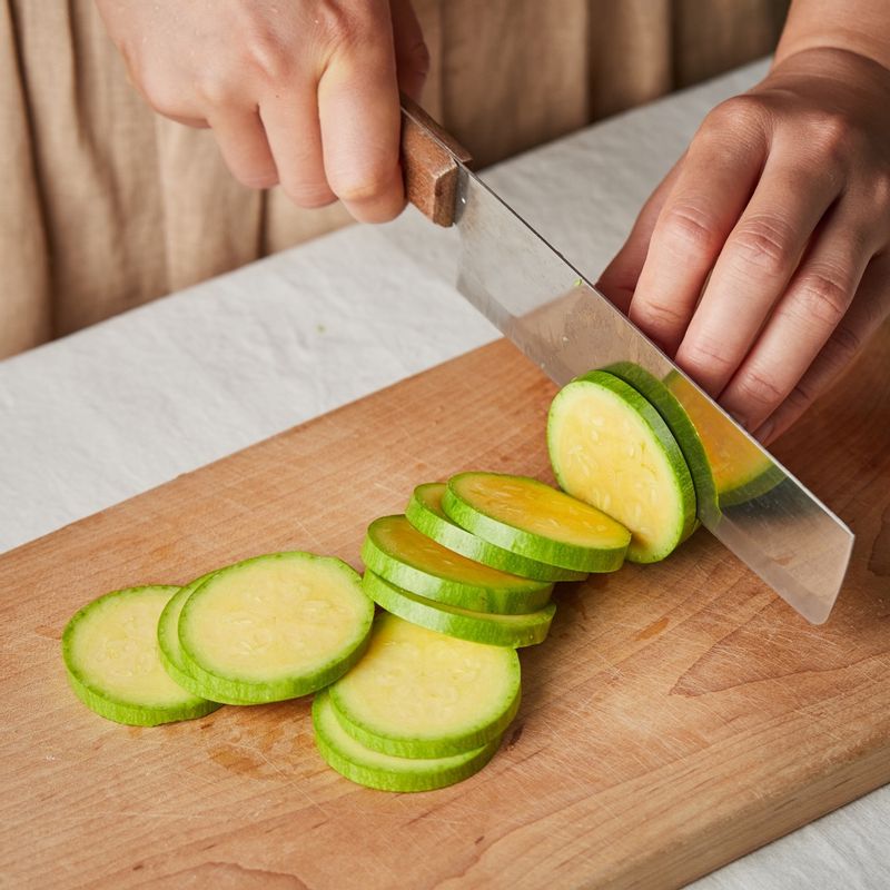 애호박은 깨끗이 씻어 0.5cm 두께로 썬 후 소금을 약간 뿌려 밑간해 주세요.