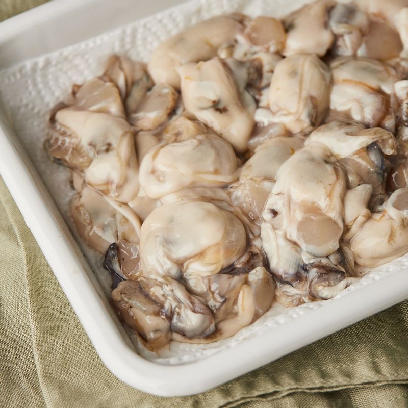 굴은 소금물에 가볍게 헹군 후 키친타월에 올려 물기를 제거해 주세요.