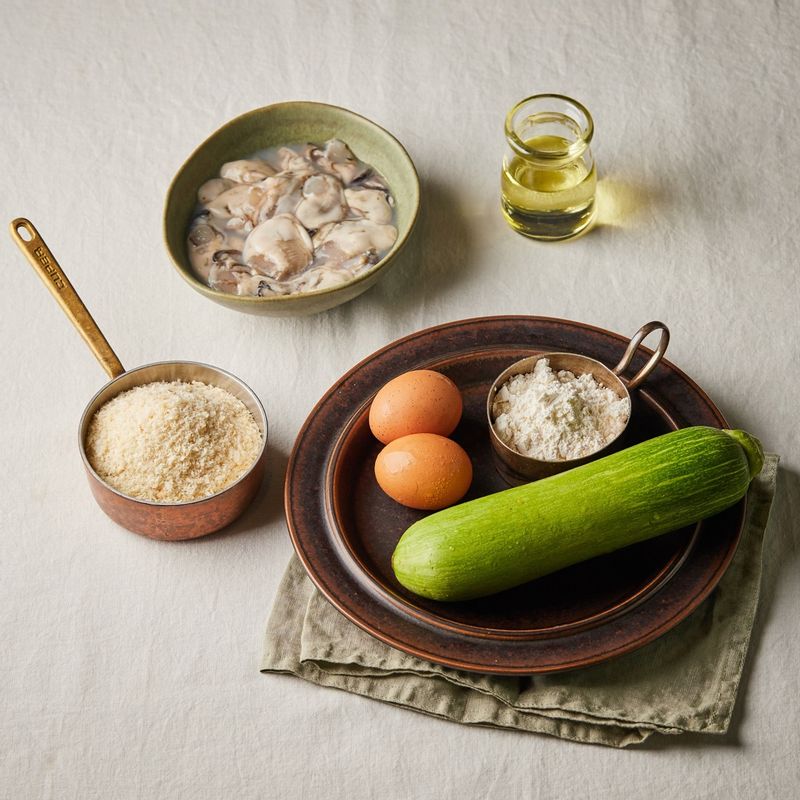 애호박튀김과 굴튀김을 위한 재료 이미지로 애호박,굴 등으로 구성 되어있습니다.