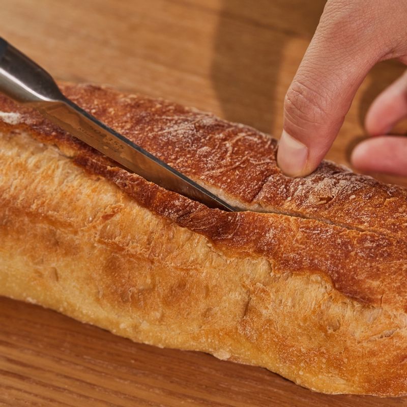 바게트는 가운데 칼집을 넣어주세요.