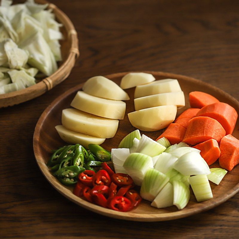 감자, 당근은 2cm두께로 도톰하게 썰고 양파는 사방 3cm길이로 썰어주세요. 고추와 대파는 어슷썰어 준비해주세요. 볼에 양념 재료를 모두 넣고 섞어준 뒤 냄비에 양념과 닭, 당근, 감자, 물을 넣고 강불에서 10분간 끓여주세요.