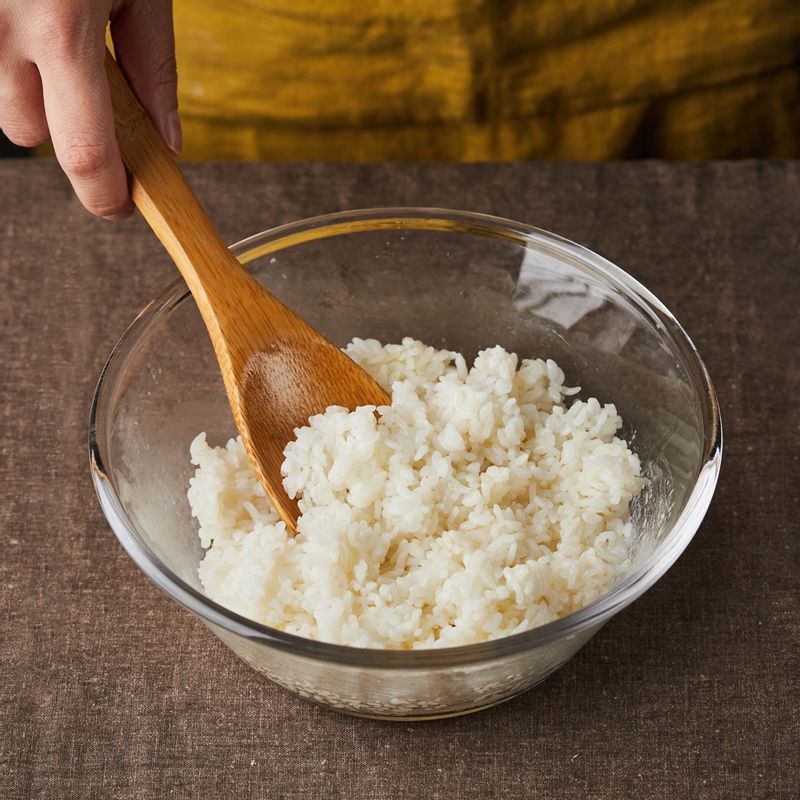 따뜻한 밥에 참기름과 소금을 넣고 골고루 섞어주세요.
