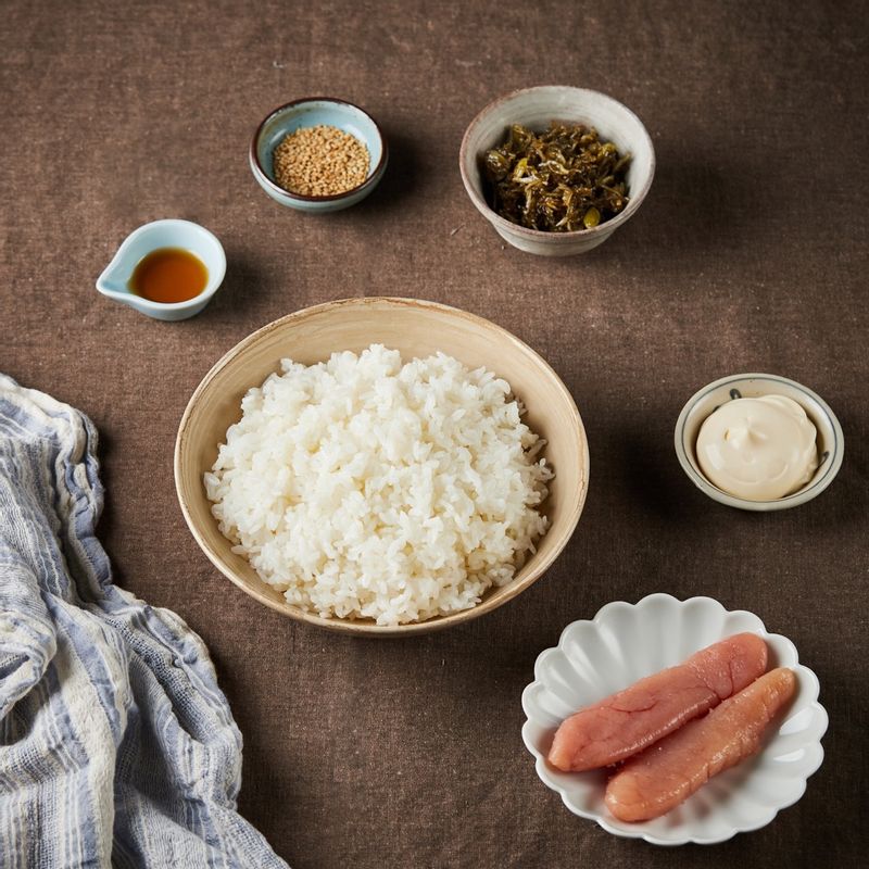 구운 주먹밥을 위한 재료 이미지로 밥,멸치볶음,명란젓,참기름,검은깨 등으로 구성 되어있습니다.