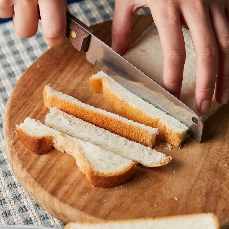 테두리를 자른 식빵 한면에 허니 머스터드 고루 펴 바르고-치즈1장-햄을 올리고 한면에 딸기쨈을 바른 식빵으로 덮은 후 반복해서 (허니 머스터드 펴 바르고-치즈1장-햄-딸기쨈을 한면에 바른 식빵)으로 덮어주세요.