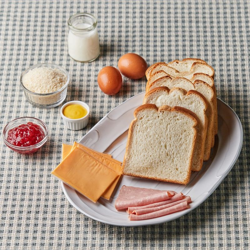 몬테크리스토 샌드위치을 위한 재료 이미지로 식빵,슬라이스햄,슬라이스 체다치즈,딸기쨈,허니머스타드 등으로 구성 되어있습니다.