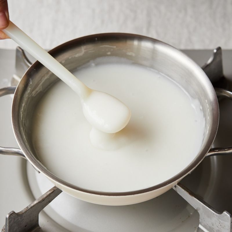 찹쌀풀 재료를 잘 풀어준 후 냄비에 넣어 중불에서 저어가며 끓여주세요. 기포가 올라오면서 되직해지면 불을 끈 후 약간의 참기름을 넣고 식혀주세요.
(tip. 찹쌀풀의 농도는 약간 되직한 정도로 만들어 주세요)