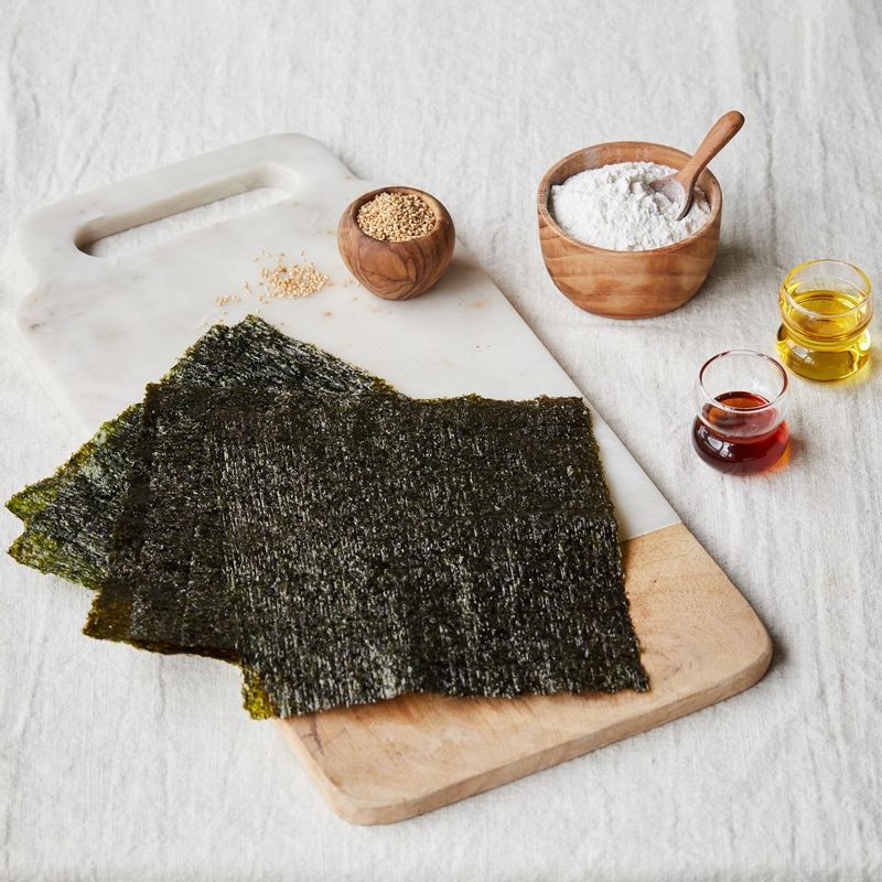 김부각을 위한 재료 이미지로 김밥용 김,참기름,통깨,식용유 등으로 구성 되어있습니다.