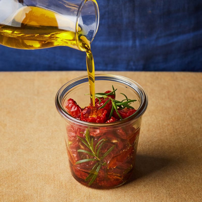 말린 토마토에 절임재료를 넣어 완성해주세요.