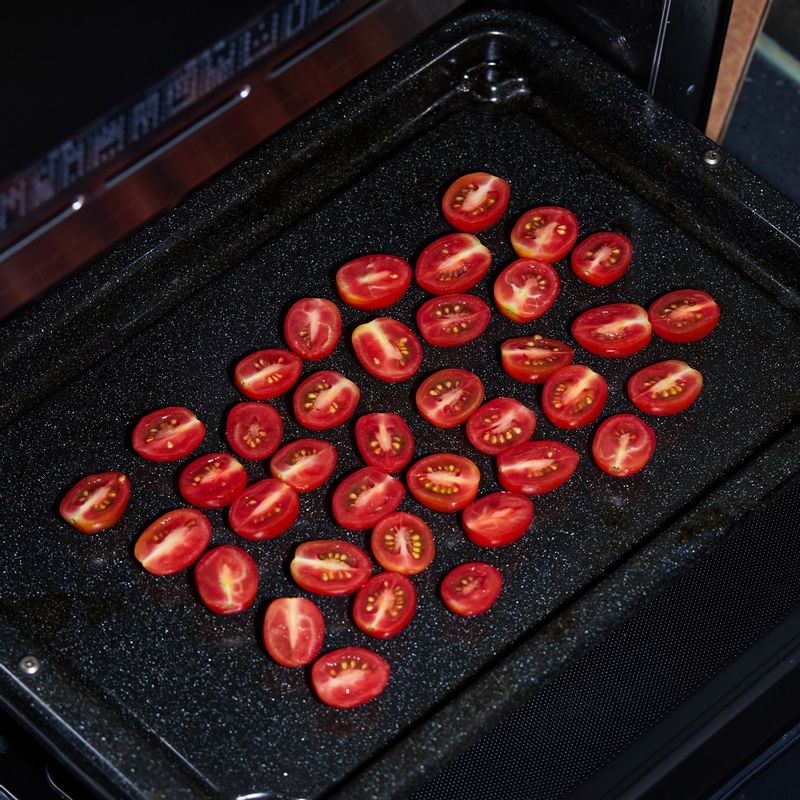 법랑 접시에 방울토마토를 올린 후 1단에 넣어 광파오븐 자동 요리 <식품 건조>에서 <감>3개를 선택해 조리해 주세요. (4시간) 조리가 끝나면 뒤집어서 다시 4시간 더 건조해 주세요.