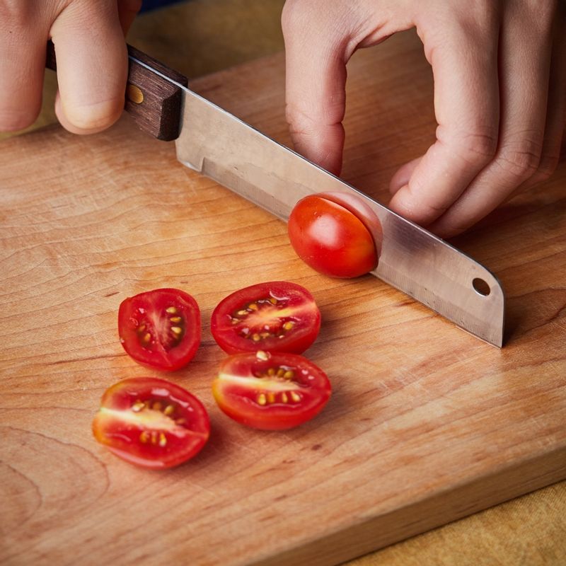 방울토마토는 꼭지를 떼어내고 깨끗이 씻어 반으로 잘라주세요.
