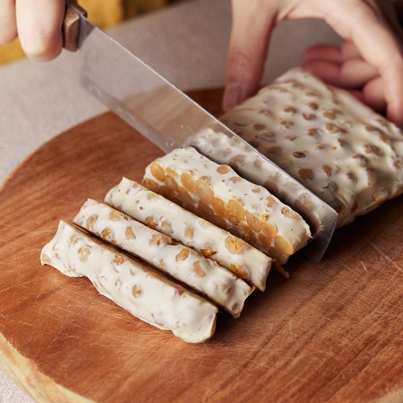 발효가 끝난 템페는 먹기 좋게 썰어 사용해 주세요.