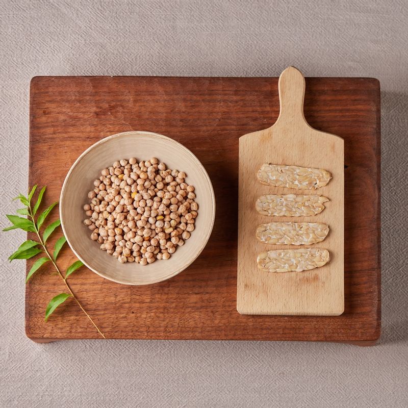 병아리콩 템페을 위한 재료 이미지로 병아리콩,템페 효모 등으로 구성 되어있습니다.