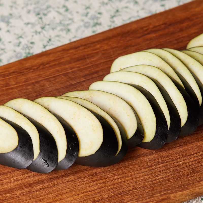 가지는 꼭지를 떼고 도톰한 두께로 어슷하게 썰어주세요. 홍고추는 반으로 갈라 씨를 털어 낸 후 짧게 채를 썰고 쪽파는 송송 썰어주세요.