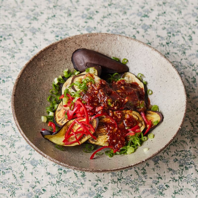 가지와 양념장, 홍고추, 쪽파를 섞어 가지무침을 완성해주세요.