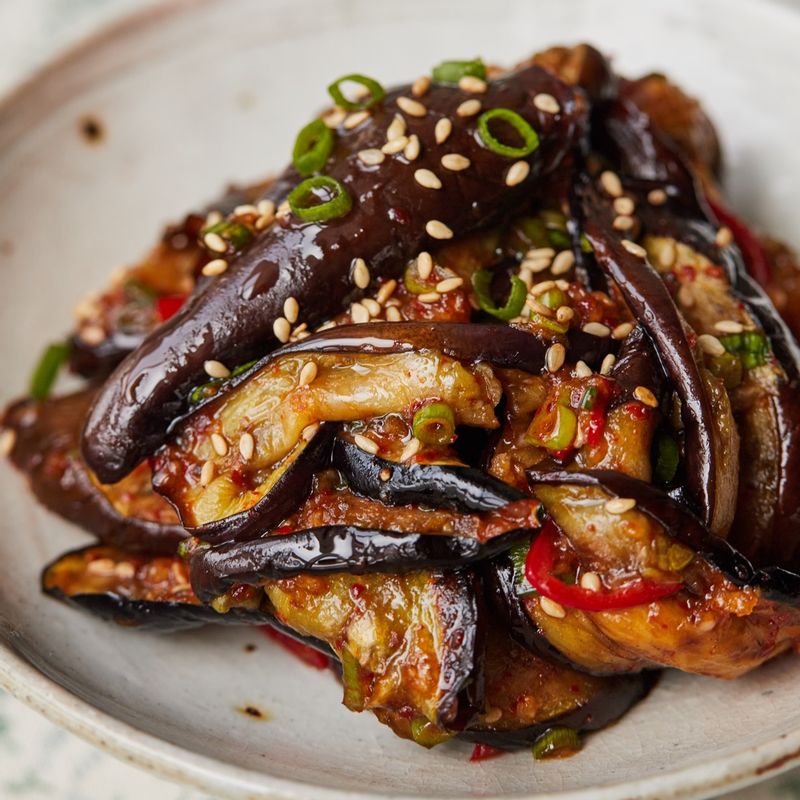 접시에 담고 통깨를 뿌려 맛있게 즐겨주세요.