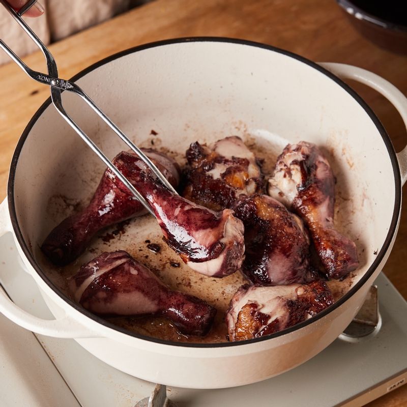 달군 냄비에 올리브 오일을 두르고 닭다리를 껍질부터 구워주세요. 구운 닭고기를 접시에 덜어주세요.
(tip. 닭고기에 물기가 있으면 기름이 튈 수 있으니 키친타월로 물기를 제거한 후 구워주세요)