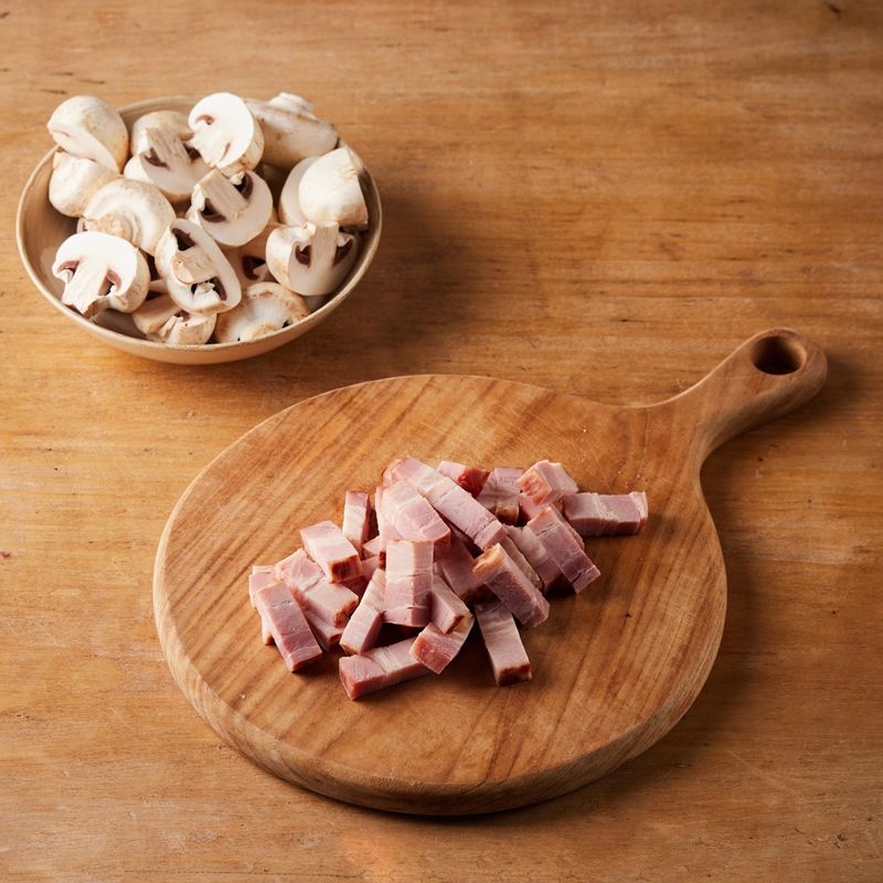 통 베이컨은 잘게 깍뚝 썰고 양송이는 반으로 잘라 준비해주세요.