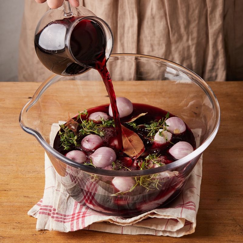 볼에 닭다리와 샬롯, 타임, 월계수잎을 넣고 와인을 부어 냉장고에서 12시간 숙성해주세요. 
(tip. 샬롯이 없다면 양파를 깍뚝 썰어 사용해도 좋아요)