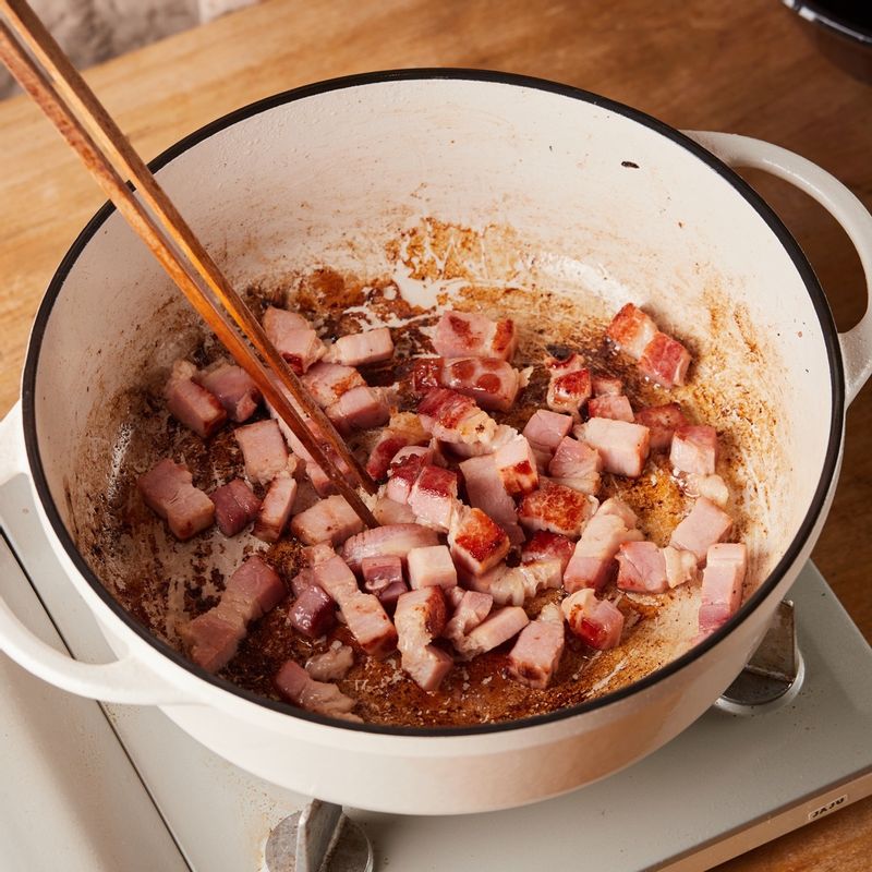 닭고기를 구운 냄비에 베이컨을 넣고 볶은 후 접시에 덜어주세요.