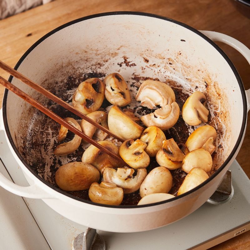 베이컨을 볶은 냄비에 버터를 넣고 양송이를 볶은 후 접시에 덜어주세요.