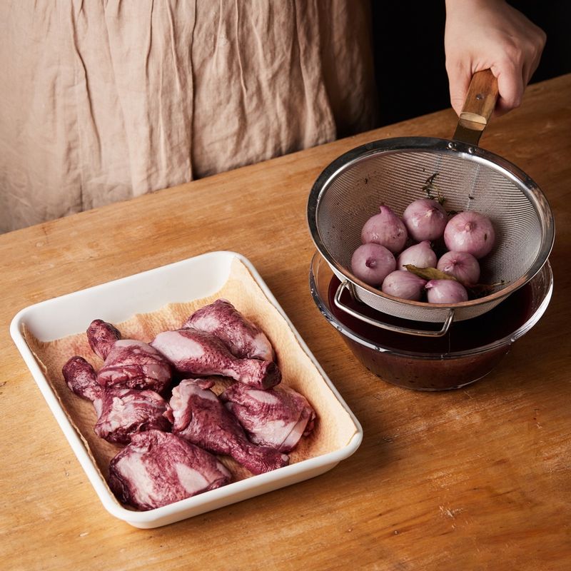 숙성한 재료를 건져내고 와인을 채에 걸러주세요.