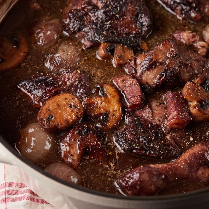 법랑 접시에 냄비를 올려 1단에 넣고 광파오븐 수동 요리 <오븐>에서 230도로 50분간 조리해 주세요.