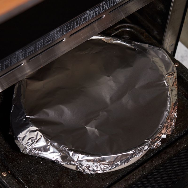 구워둔 닭다리, 베이컨, 양송이를 넣고 타임과 월계수잎을 올린 후 포일로 덮어 주세요.